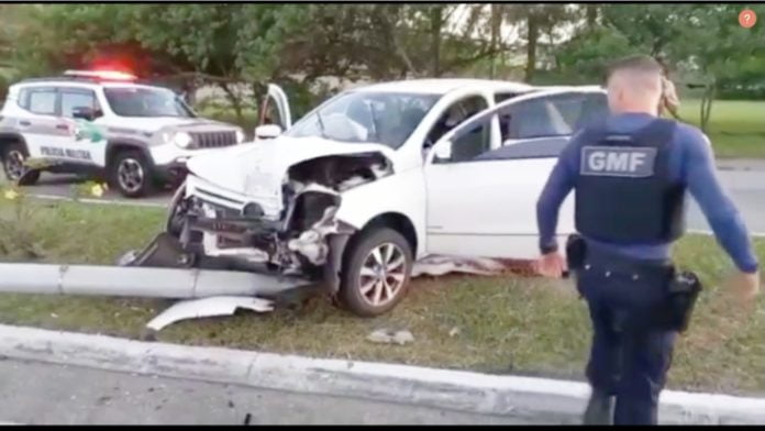 Motorista com carro cheio de bebidas, bate em poste e abandona veículo em Florianópolis