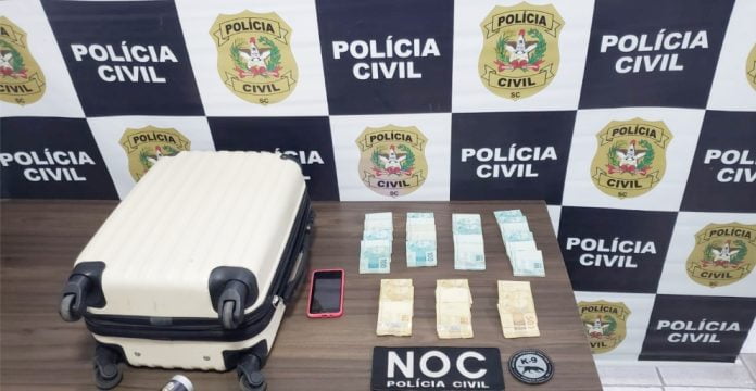 Polícia Civil apreende R$ 30 mil que seriam destinados ao pagamento de uma dívida de drogas em Itajaí