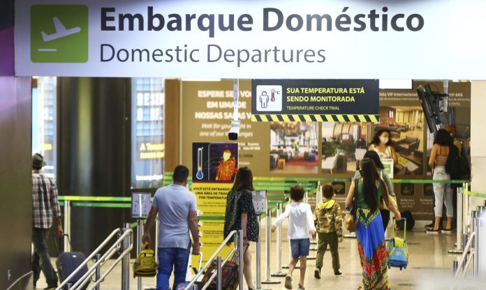 Movimentação de passageiros no Aeroporto Internacional de Brasília.