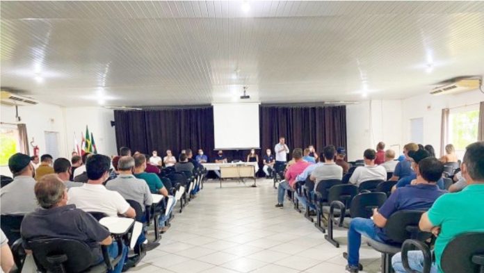 Secretário da Agricultura discute ações de combate à estiagem com lideranças da região Oeste