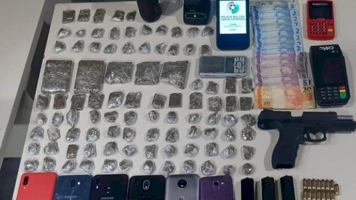 Após monitoramento com binóculos, PM detém homem com drogas e arma de fogo