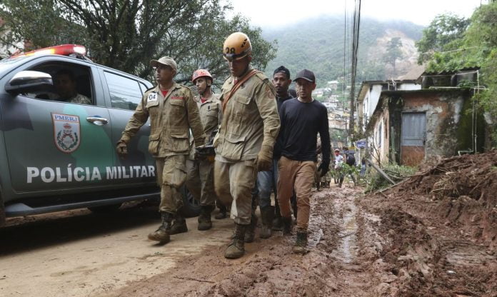 Aumenta para 66 número de mortos por causa da chuva em Petrópolis