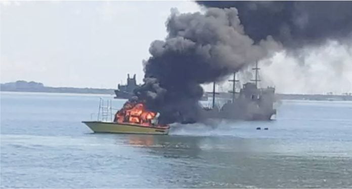 Barco pega fogo em praia de Santa Catarina