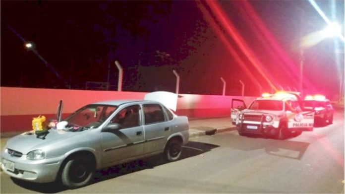 Casal participa de roubo a posto de combustível e é preso pela PM