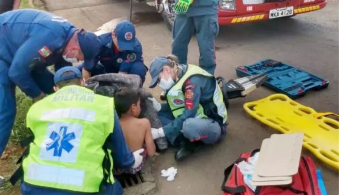 Menino é resgatado após cficar preso em bueiro em SC