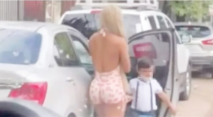 Mulher é alvo de ataques nas redes por usar macaquinho fitness para levar filho a escola