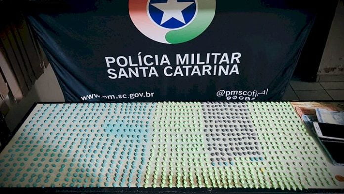 PM apreende cerca de 1.000 comprimidos de ecstasy e três pessoas são presas em Blumenau