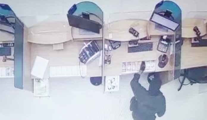 Veja momento que bandidos armados assaltam agência bancária em Itajaí_