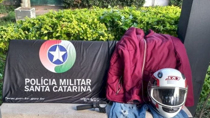 Após prisão por violência doméstica, roupas do detido indicam suspeito de assaltos em Imbituba