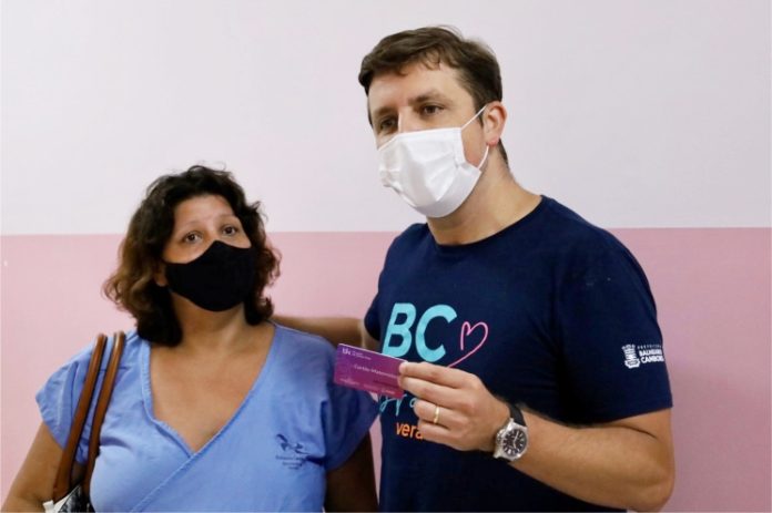 Gestantes de BC recebem cartão pioneiro de suporte monetário às mães