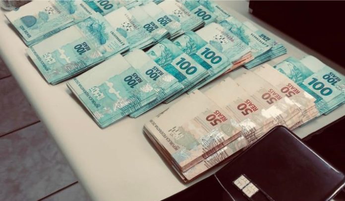 Polícia Civil efetua prisões e apreende drogas sintéticas e dinheiro em Palhoça