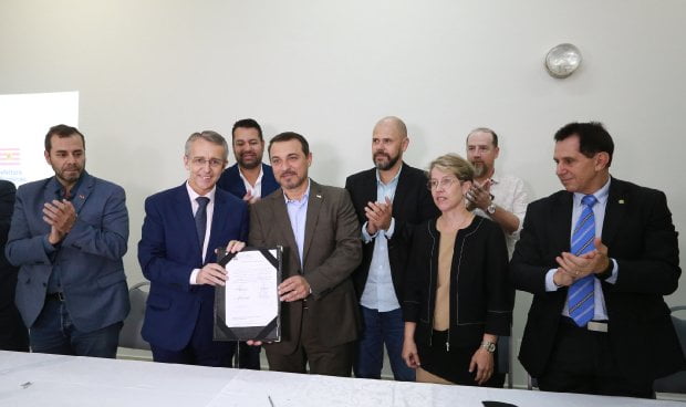 Em Blumenau, governador autoriza investimentos de R$ 11,8 milhões para saúde e melhorias no aeroporto