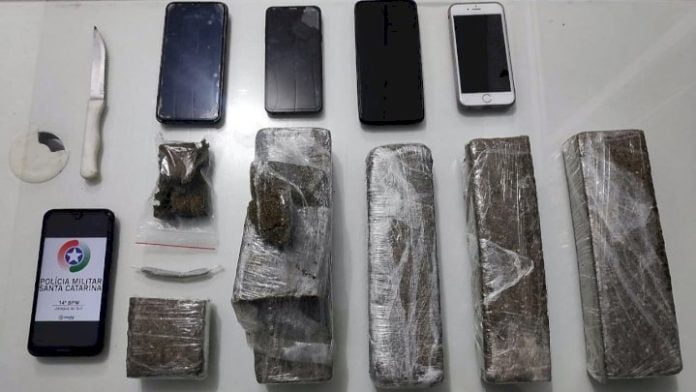 PM prende casal com quase 3 kg de maconha em Jaraguá do Sul