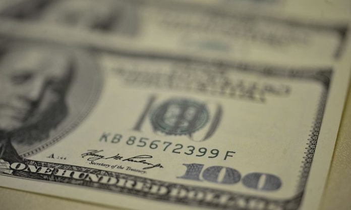 Dólar cai 1,2% e fecha a 4,9020; mercados reagem à alta na inflação dos Estados Unidos