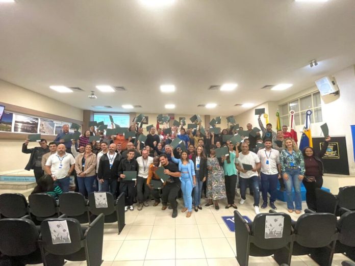 Estudantes da Escola Móvel do Senai recebem certificado