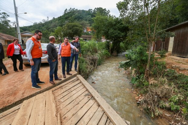 Governador vistoria estragos das chuvas em Anitápolis e anuncia apoio para reconstrução