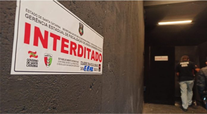 Polícia Civil efetua fiscalização e interdita casas noturnas em Florianópolis