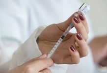 Vacinação em SC: segunda dose de reforço contra a Covid-19 passa a ser recomendada para idosos com 70 anos ou mais