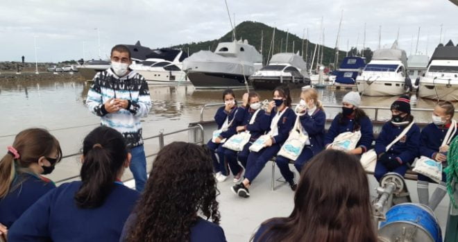 Alunos da Escola do Mar visitam Barco Escola do IFSC
