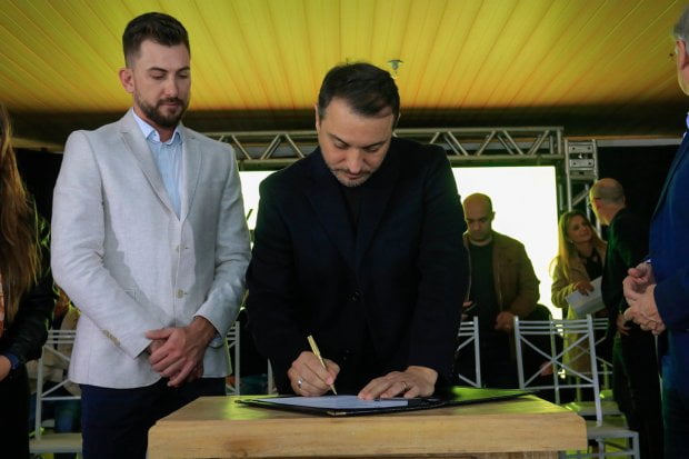 Governador inaugura a pavimentação da Rota da Cachaça em Luiz Alves e anuncia investimentos