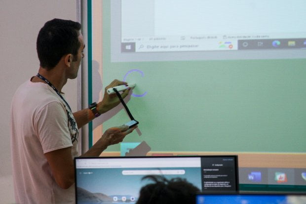 Governo do Estado investe R$ 8,57 milhões para instalar lousas digitais em todas as salas de Ensino Médio de 36 escolas