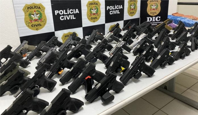 Polícia Civil recupera mais de 100 armas e 3 mil munições furtadas de loja em Joinville