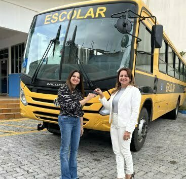 Prefeita Nilza Simas entrega ônibus para educação