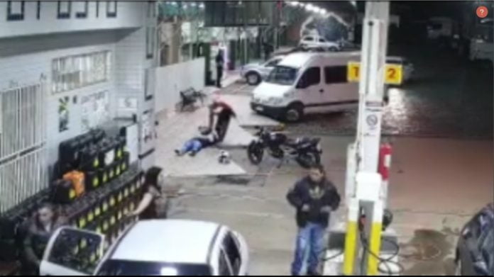 Presa dupla que agrediu e tomou arma de policial em Arapoti; PM segue internado