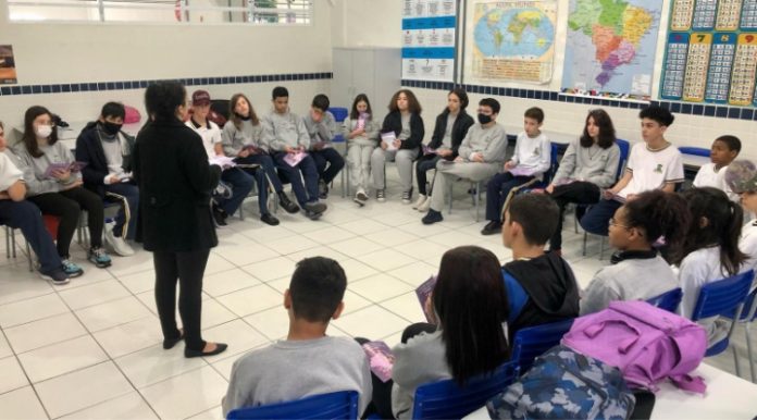Alunos recebem orientações e cartilhas da campanha Agosto Lilás