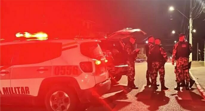 Dupla de moto mata homem com 15 tiros na Grande Florianópolis