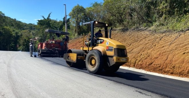 Porto Belo coloca segunda camada de asfalto no Morro de Zimbros