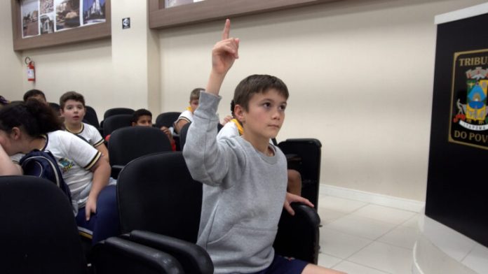 Alunos da Escola Paulo Reis conhecem o Legislativo de Itapema