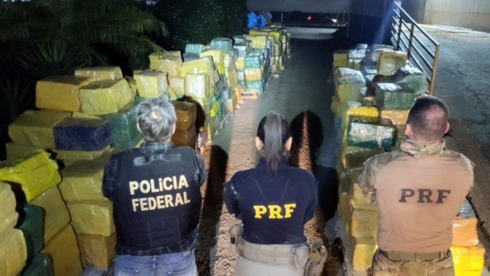 Caminhão bitrem com 17,9 toneladas de maconha é apreendido em SC