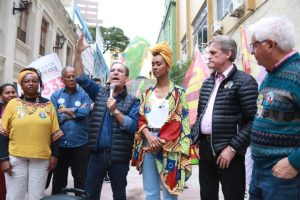Mulheres chegam ao centro da disputa eleitoral e podem definir se haverá segundo turno no país 1 Combate ao racismo