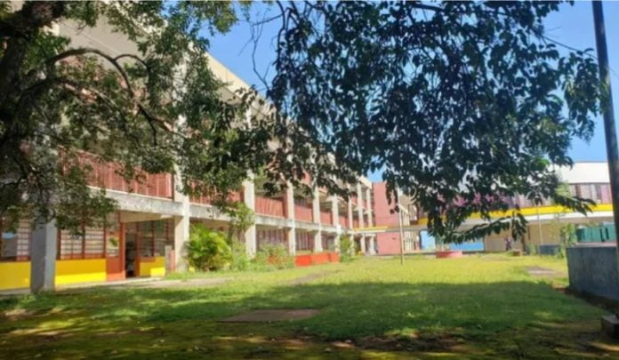 Criança de 2 anos morre enforcada em rede de quadra de creche