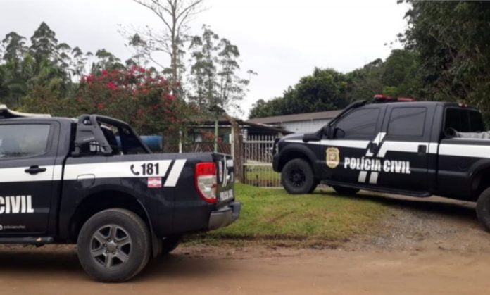 Mais de 120 aves silvestres são apreendidas de cativeiro em sítio de Joinville