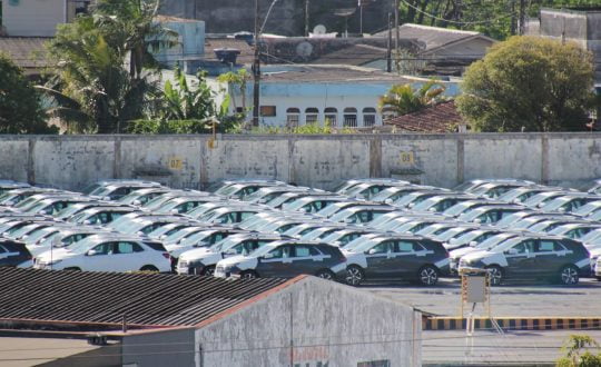 Mais de 680 carros importados desembarcam de navio com 200 metros de comprimento em SC