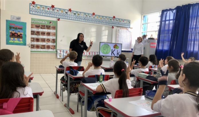 Rede Municipal de Ensino inicia Projeto Libras na Escola, Conhecer Para Comunicar
