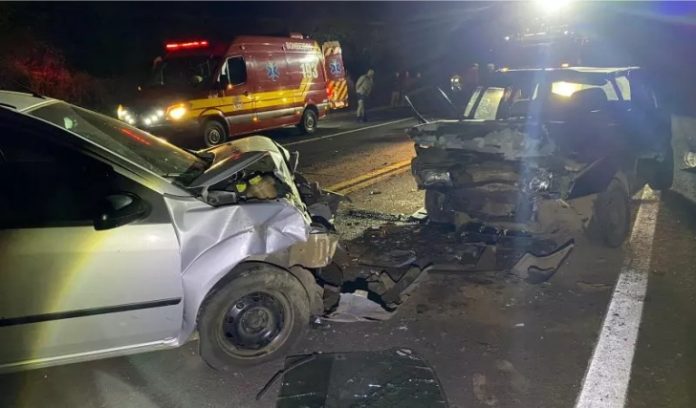 Violenta colisão entre veívulos, deixa dois mortos e um ferido na BR-282