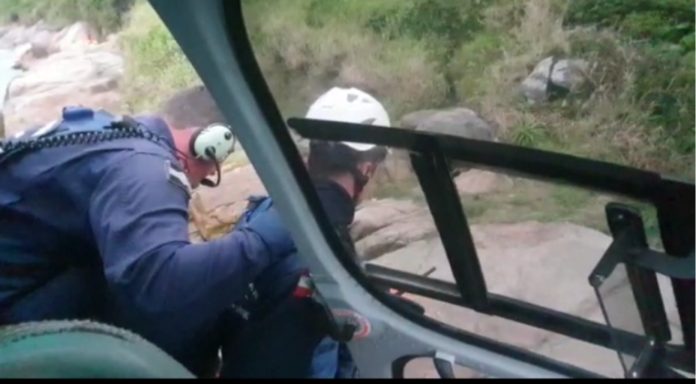 Helicóptero Arcanjo realiza resgate de dois homens, após queda em costão em SC