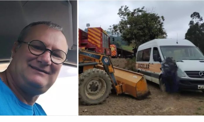 Motorista morre ao ser prensado por van escolar em SC