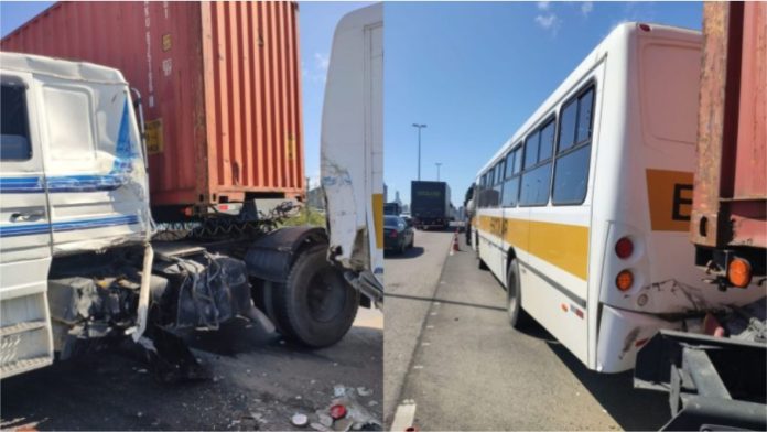 Ônibus escolar de Itapema sofre acidente na BR-101 e alunos são levados ao hospital