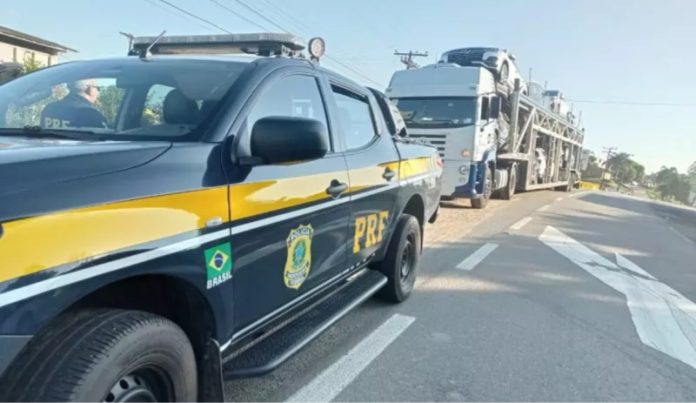 PRF prende motorista dirigindo carreta alcoolizado na BR-470 em SC