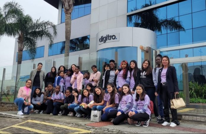 Projeto Meninas Cientistas de Balneário Camboriú têm aula de campo sobre tecnologia