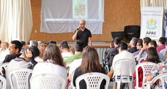 Apae de Balneário Camboriú lança a segunda edição do livro Histórias Especiais