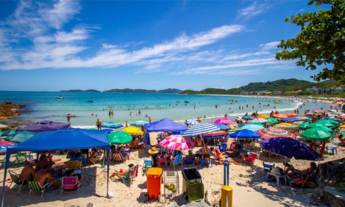 Bombinhas recebe mais de 120 mil turistas no feriado da Proclamação da República