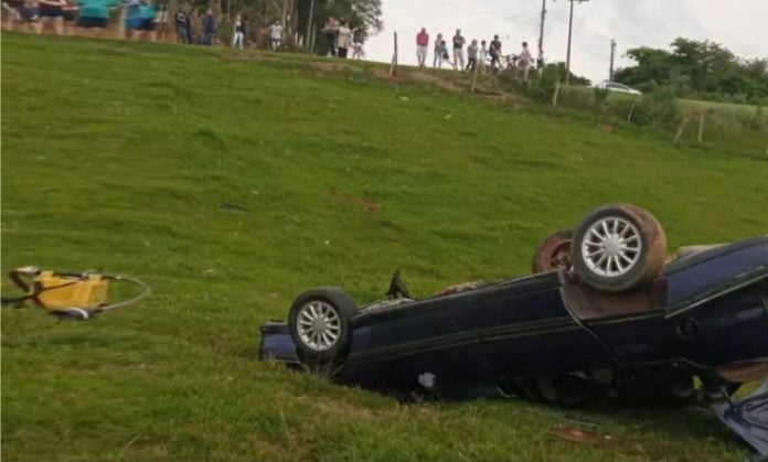 Homem morre após capotar e ser jogado para fora de carro em SC
