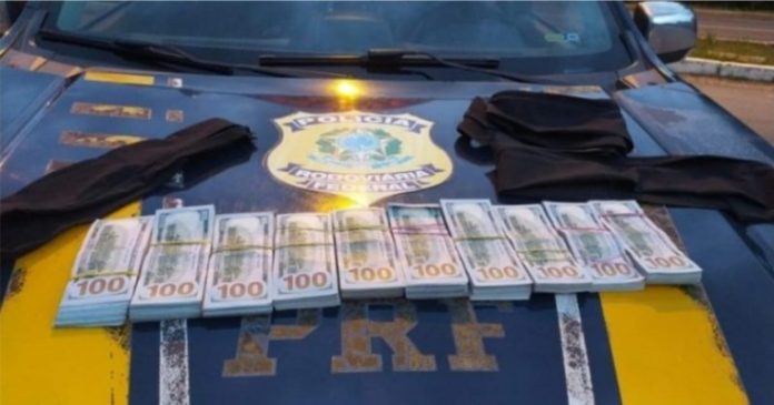 Modelo criciumense é abordada com US$ 100 mil dólares escondidos na calcinha