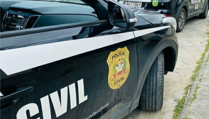 Polícia Civil recupera veículo furtado e prende duas pessoas em SC