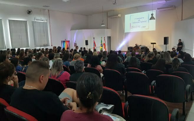 Primeiro seminário de Educação Infantil reúne professores e auxiliares da Rede Municipal de Ensino de Porto Belo!!